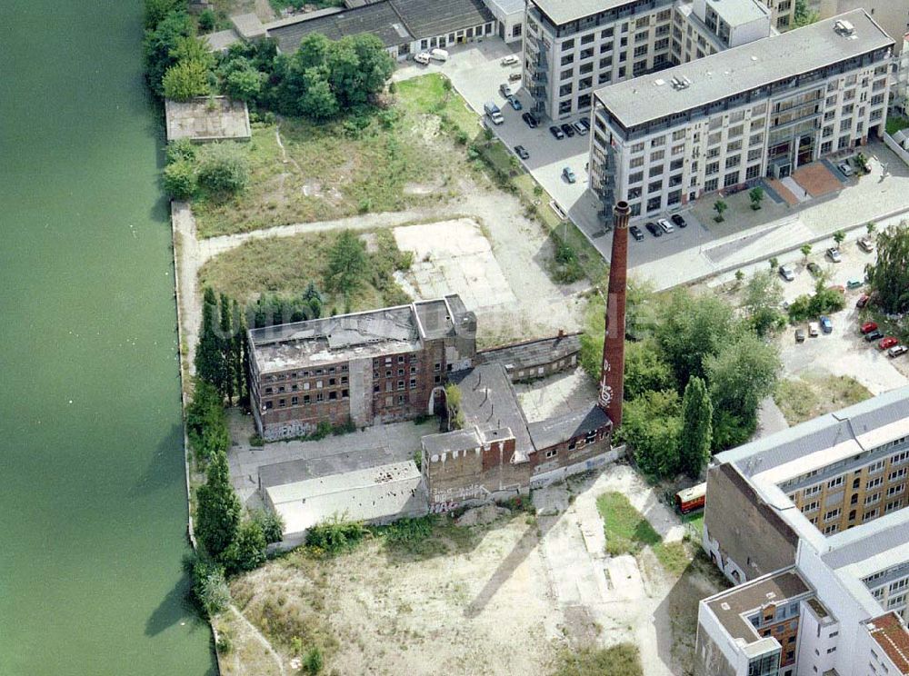 Luftbild Berlin - Altes Firmenanwesen in der Köpenicker Straße 50-52 in Berlin - Mitte.