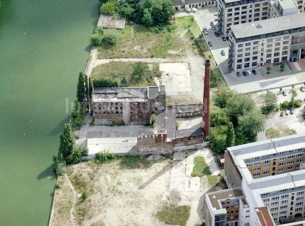 Luftaufnahme Berlin - Altes Firmenanwesen in der Köpenicker Straße 50-52 in Berlin - Mitte.