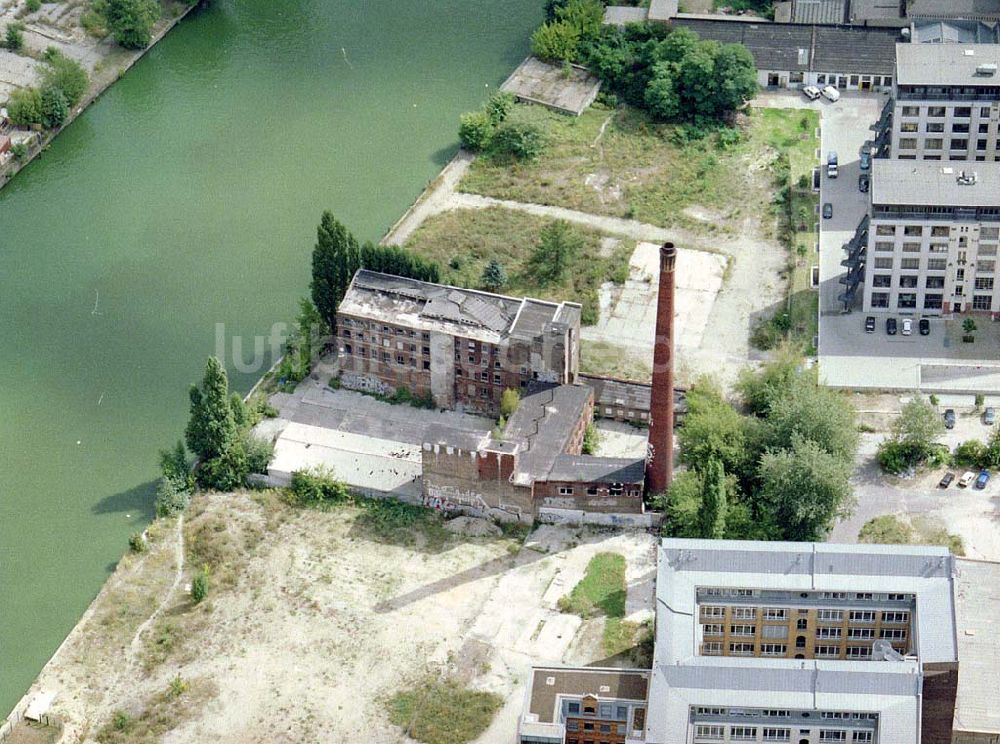 Berlin von oben - Altes Firmenanwesen in der Köpenicker Straße 50-52 in Berlin - Mitte.