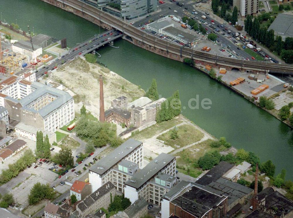 Berlin aus der Vogelperspektive: Altes Firmenanwesen in der Köpenicker Straße 50-52 in Berlin - Mitte.