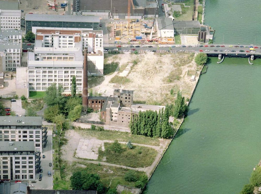 Luftbild Berlin - Altes Firmenanwesen in der Köpenicker Straße 50-52 in Berlin - Mitte.