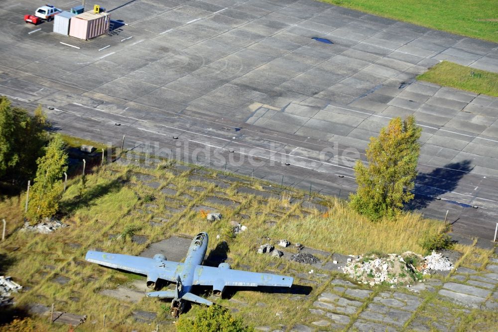 Peenemünde von oben - Altes Flugzeugwrack Iljuschin IL-28 auf dem Gelände des Flugplatzes Peenemünde im Bundesland Mecklenburg-Vorpommern