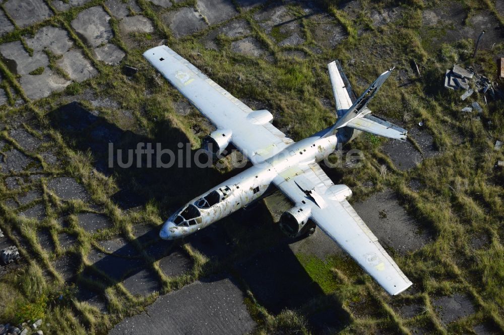 Luftaufnahme Peenemünde - Altes Flugzeugwrack Iljuschin IL-28 auf dem Gelände des Flugplatzes Peenemünde im Bundesland Mecklenburg-Vorpommern