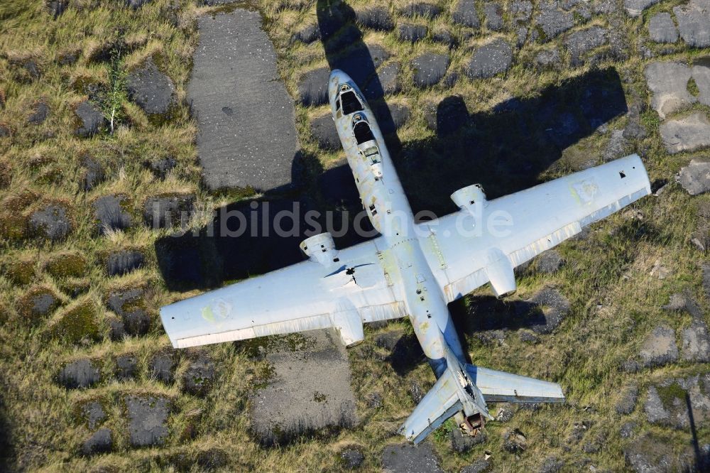 Peenemünde aus der Vogelperspektive: Altes Flugzeugwrack Iljuschin IL-28 auf dem Gelände des Flugplatzes Peenemünde im Bundesland Mecklenburg-Vorpommern