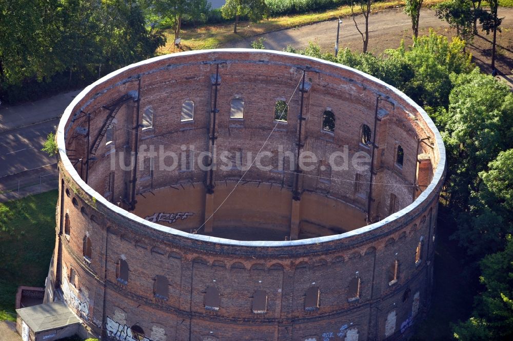 Halle (Saale) von oben - Altes Gasometer am Holzplatz in Halle (Saale) im Bundesland Sachsen-Anhalt