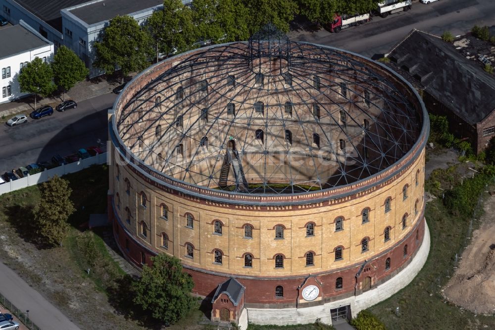 Leipzig aus der Vogelperspektive: Altes Gasometer der Stadtwerke Leipzig in Leipzig im Bundesland Sachsen