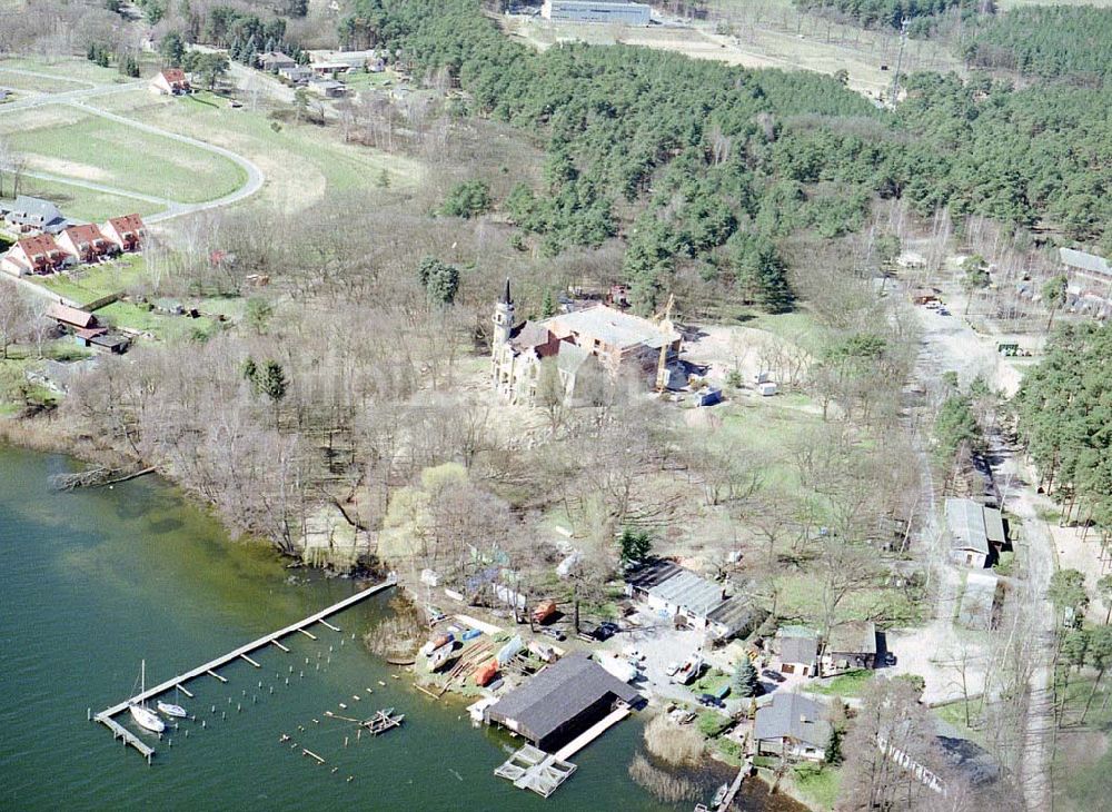 Wendisch-Rietz / Brandenburg von oben - Altes Landschloß unmittelbar gegenüber des Golfplatzes am Scharmützelsee in Wendisch-Riez.