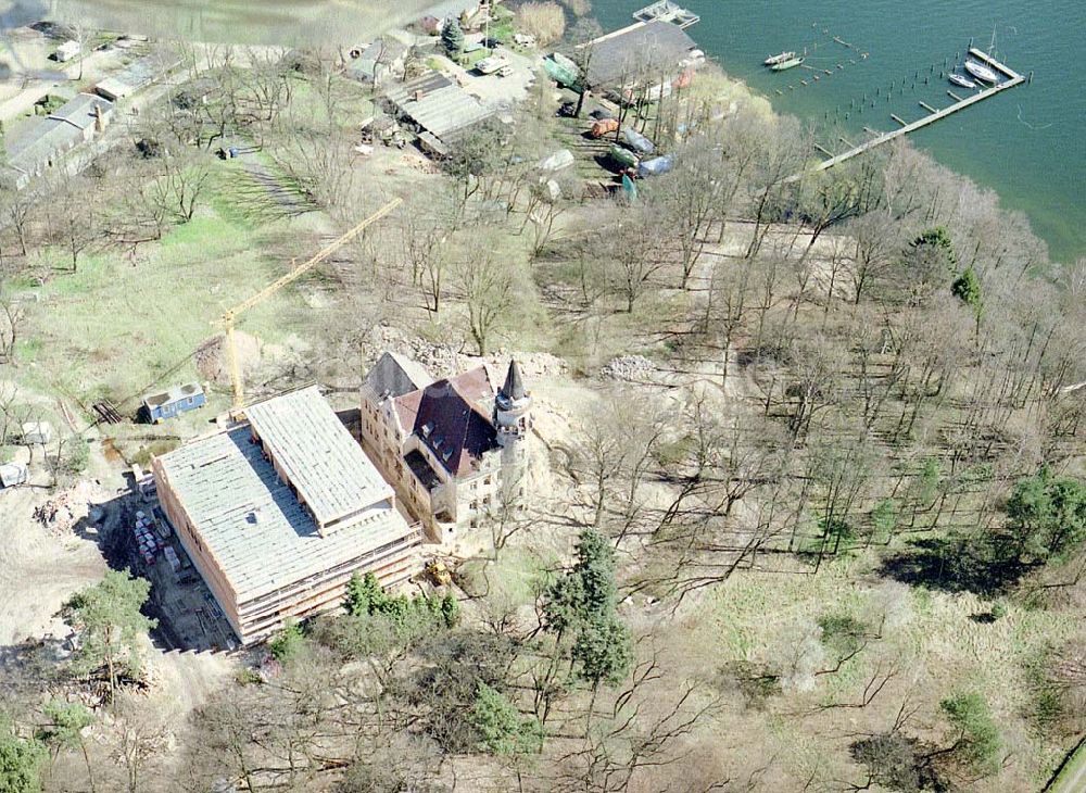 Wendisch-Rietz / Brandenburg aus der Vogelperspektive: Altes Landschloß unmittelbar gegenüber des Golfplatzes am Scharmützelsee in Wendisch-Riez