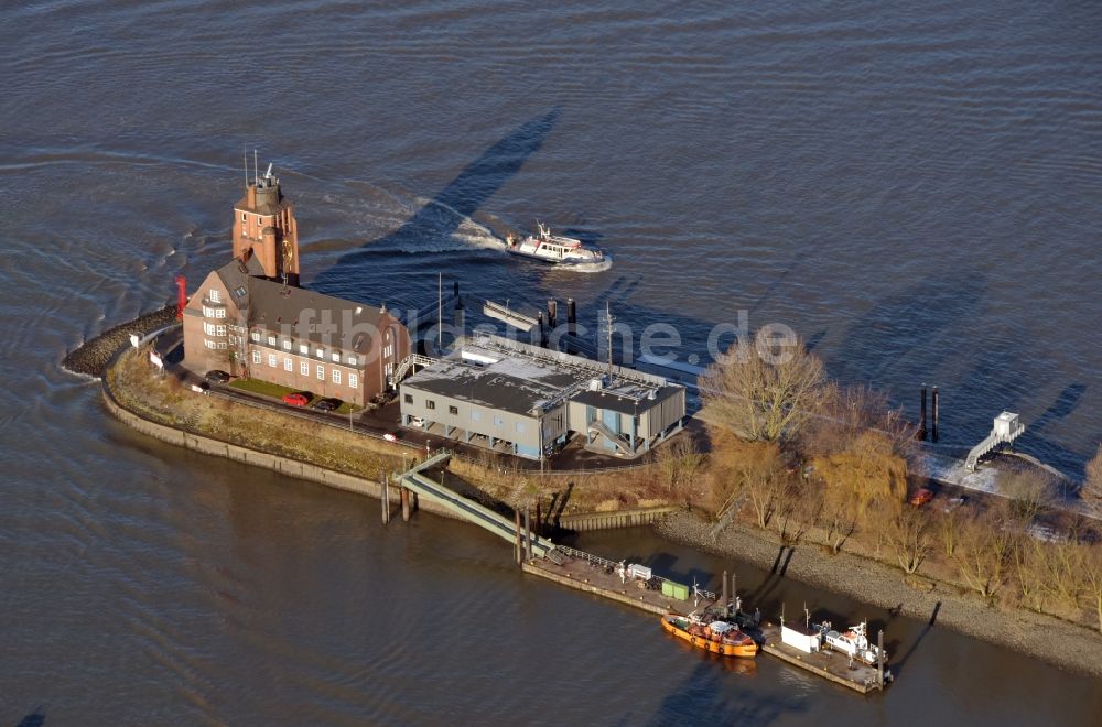 Luftaufnahme Hamburg - Altes Lotsenhaus Seemannshöft an der Elbe im Ortsteil Finkenwerder in Hamburg