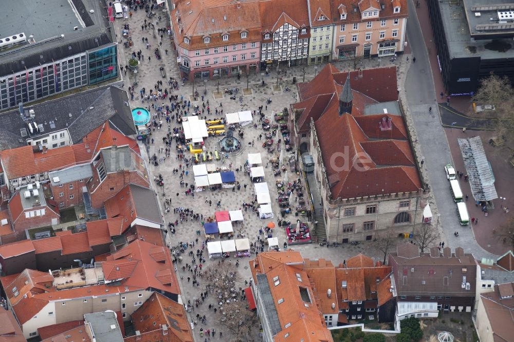 Luftaufnahme Göttingen - Altes Rathaus mit Gänseliesel am Marktplatz in Göttingen im Bundesland Niedersachsen