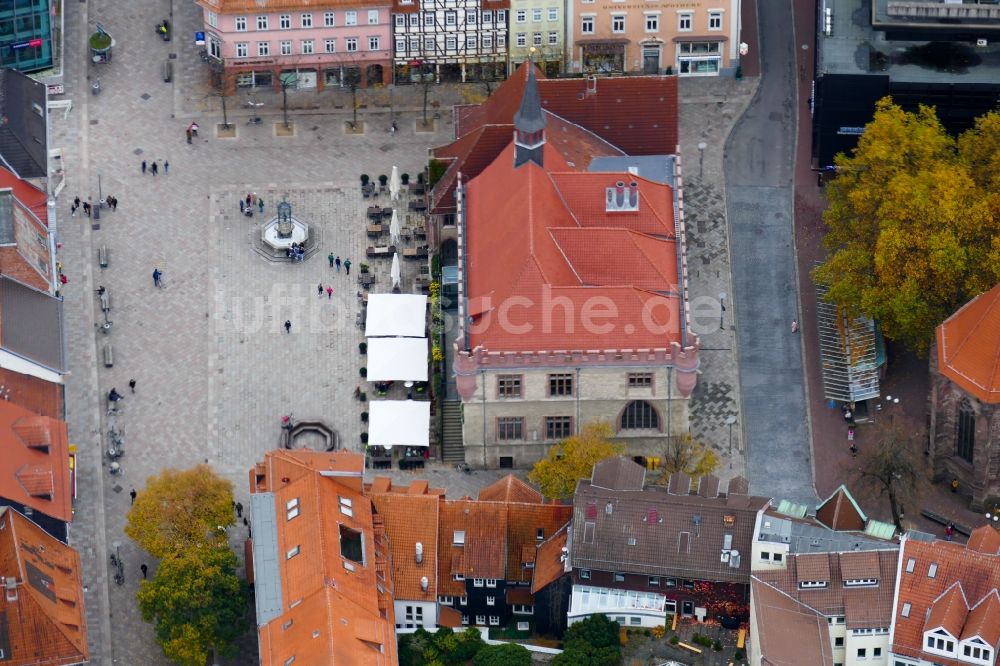 Göttingen von oben - Altes Rathaus am Marktplatz mit Gänselieselbrunnen in Göttingen im Bundesland Niedersachsen, Deutschland