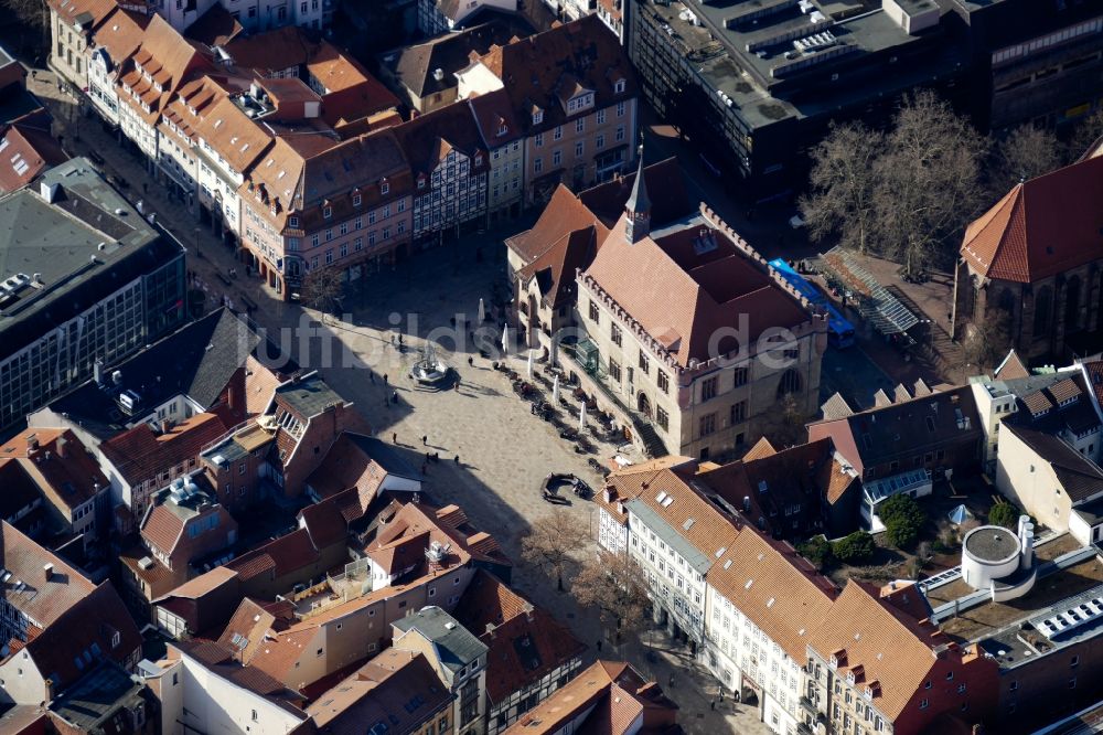 Luftbild Göttingen - Altes Rathaus am Marktplatz mit Gänselieselbrunnen in Göttingen im Bundesland Niedersachsen, Deutschland