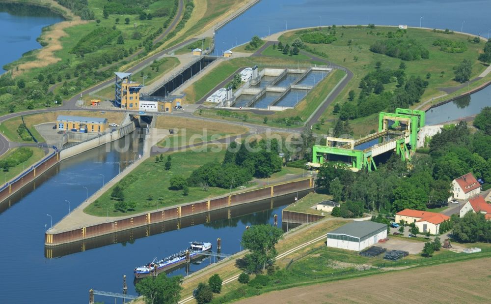 Luftaufnahme Magdeburg - Altes stillgelegtes Schiffshebewerk und Schleusenanlagen am Ufer der Wasserstraße des Abstiegskanal Rothensee in Magdeburg im Bundesland Sachsen-Anhalt