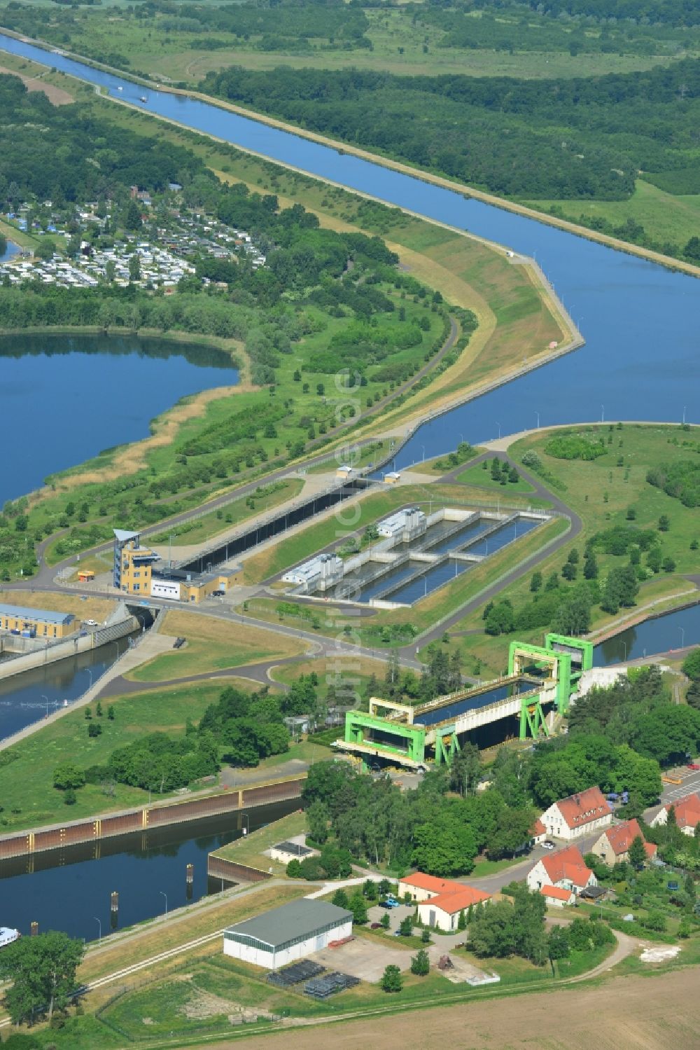 Magdeburg aus der Vogelperspektive: Altes stillgelegtes Schiffshebewerk und Schleusenanlagen am Ufer der Wasserstraße des Abstiegskanal Rothensee in Magdeburg im Bundesland Sachsen-Anhalt