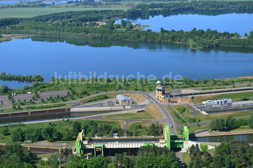 Luftaufnahme Magdeburg - Altes stillgelegtes Schiffshebewerk und Schleusenanlagen am Ufer der Wasserstraße des Abstiegskanal Rothensee in Magdeburg im Bundesland Sachsen-Anhalt