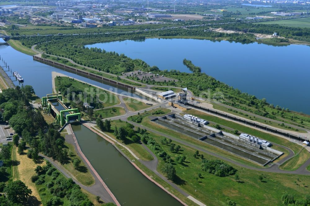 Magdeburg aus der Vogelperspektive: Altes stillgelegtes Schiffshebewerk und Schleusenanlagen am Ufer der Wasserstraße des Abstiegskanal Rothensee in Magdeburg im Bundesland Sachsen-Anhalt