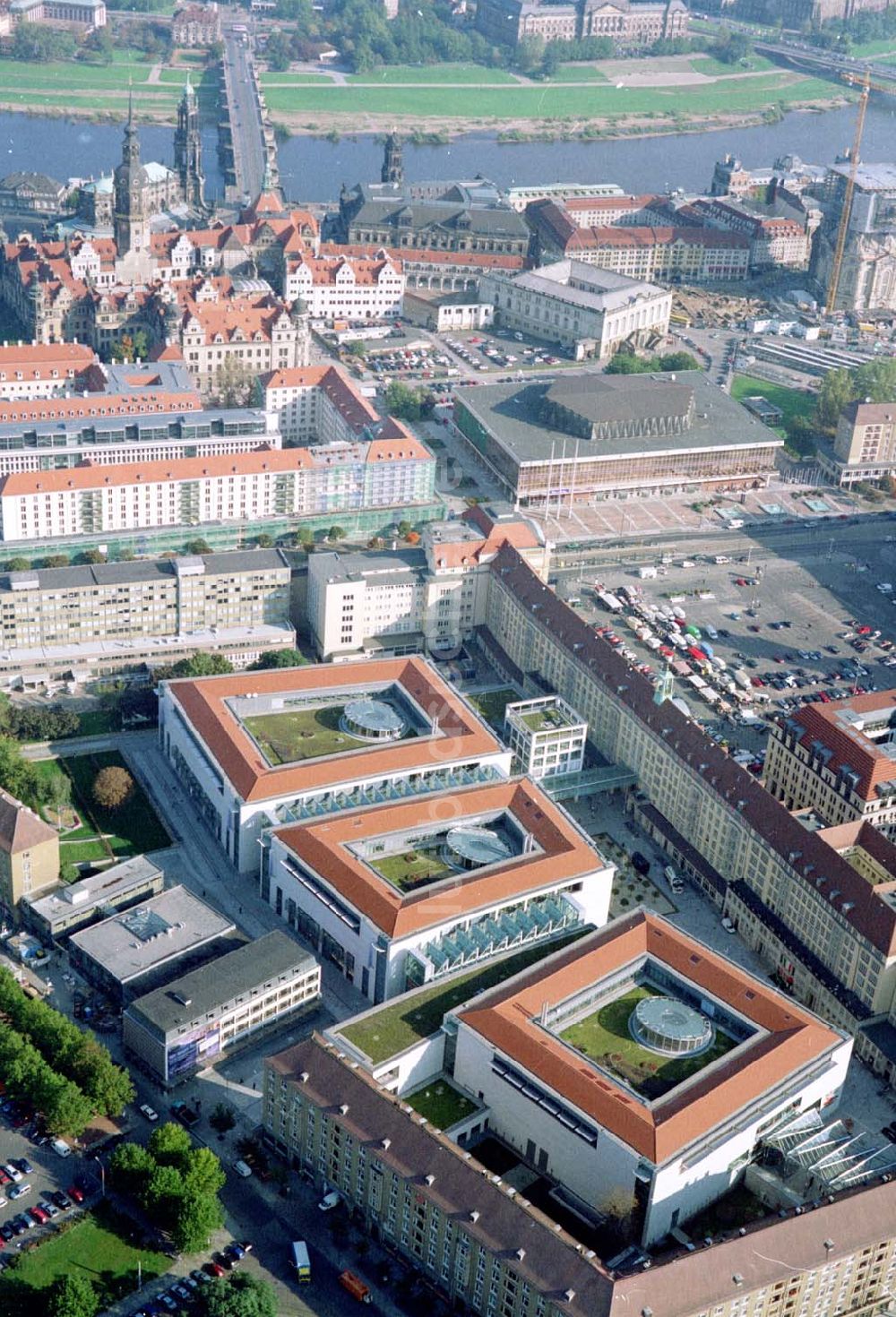 Luftbild Dresden - Altmarkt - Center in der Dresdner Innenstadt. 11.10.2002 Altmarkt-Galerie der ECE in der Dresdner Innenstadt.