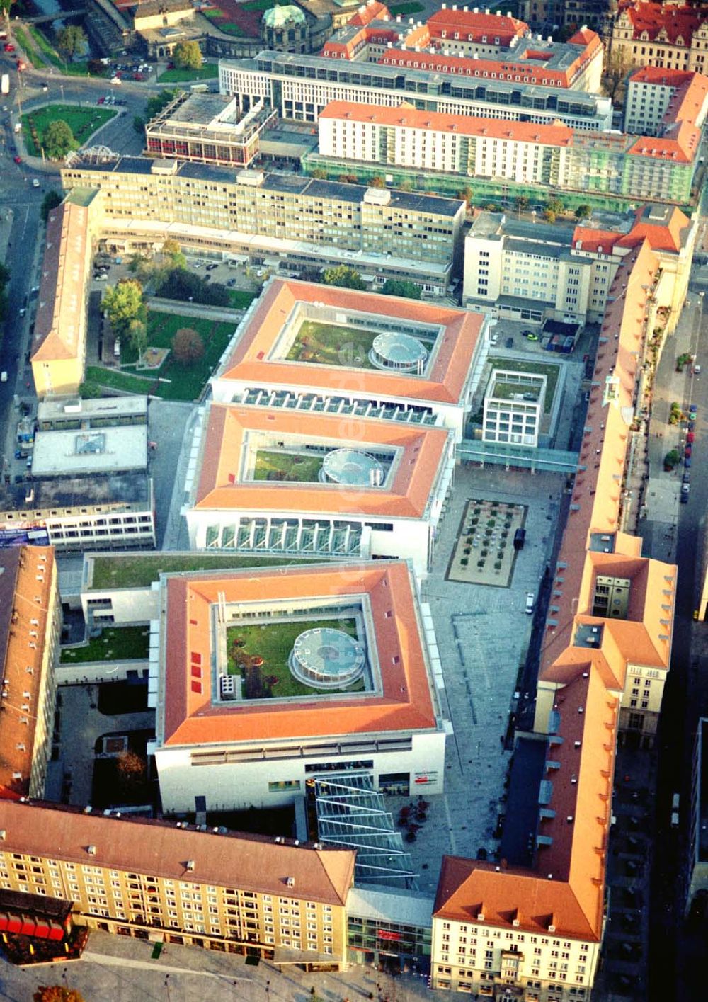 Dresden von oben - Altmarkt - Center in der Dresdner Innenstadt. 11.10.2002 Altmarkt-Galerie der ECE in der Dresdner Innenstadt.