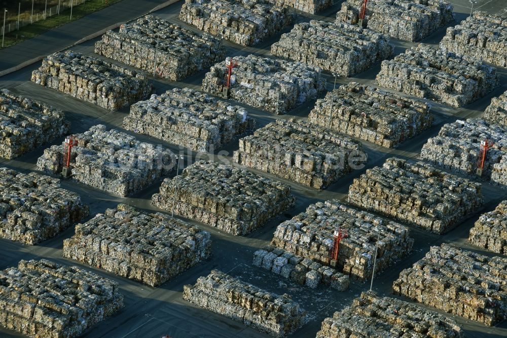 Luftaufnahme Eisenhüttenstadt - Altpapierstapel auf dem Werksgelände der Fabrik für Wellpappenrohpapier Propapier GmbH Werk PM2 in Eisenhüttenstadt im Bundesland Brandenburg