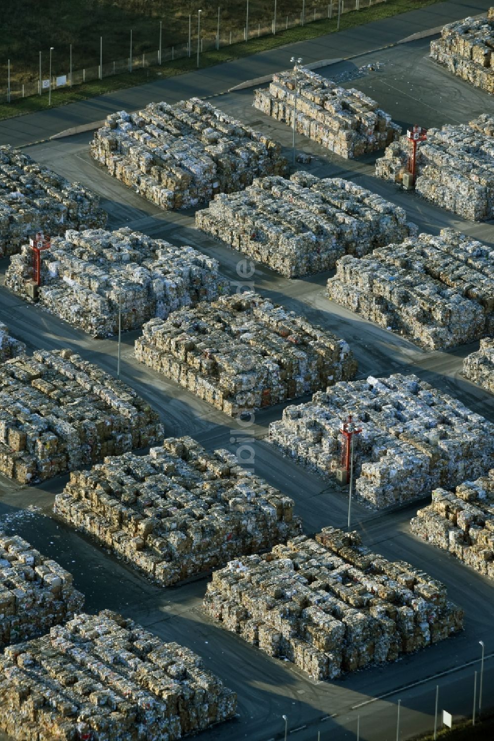 Luftbild Eisenhüttenstadt - Altpapierstapel auf dem Werksgelände der Fabrik für Wellpappenrohpapier Propapier GmbH Werk PM2 in Eisenhüttenstadt im Bundesland Brandenburg