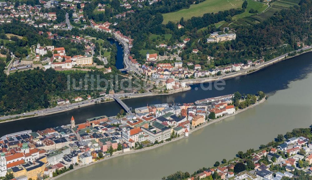 Luftaufnahme Passau - Altstadt an den Fluss- Uferbereichen der Donau und des Inn in Passau im Bundesland Bayern, Deutschland