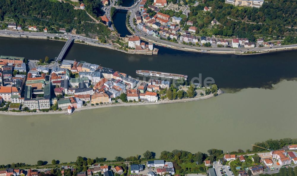 Passau aus der Vogelperspektive: Altstadt an den Fluss- Uferbereichen der Donau und des Inn in Passau im Bundesland Bayern, Deutschland