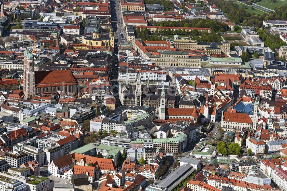 Luftbild München - Altstadt an der Frauen- Kirche am Neuen Rathaus im Zentrum der Landeshauptstadt München in Bayern