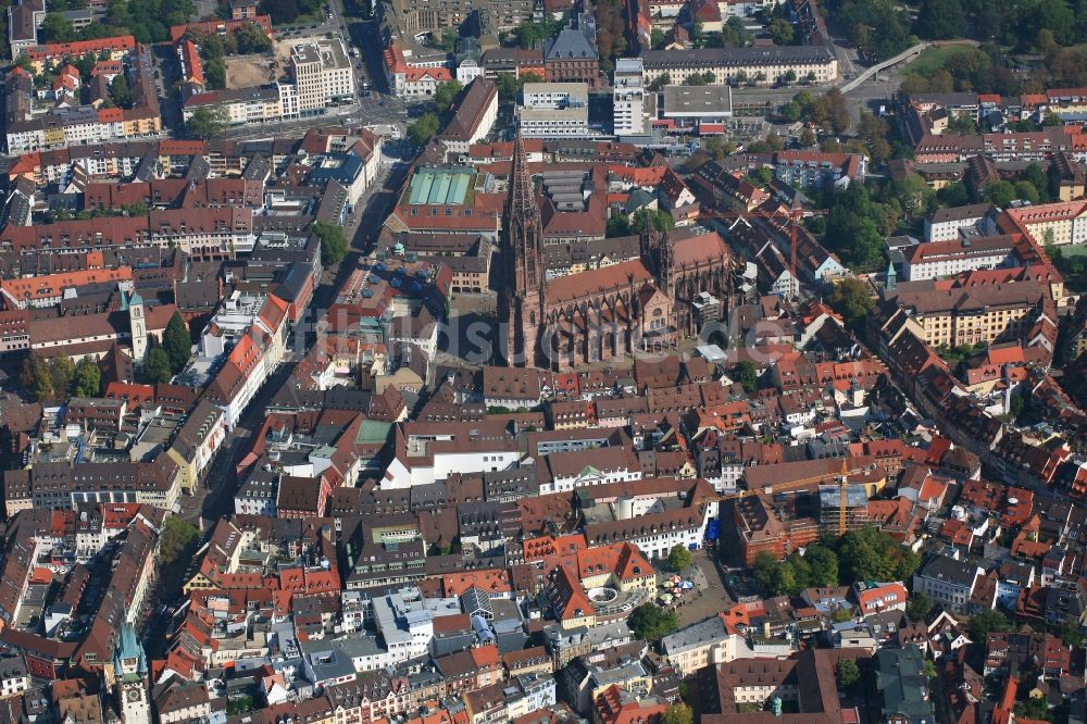 Freiburg im Breisgau von oben - Altstadt mit gerüstfreiem Münsterturm in Freiburg im Breisgau im Bundesland Baden-Württemberg