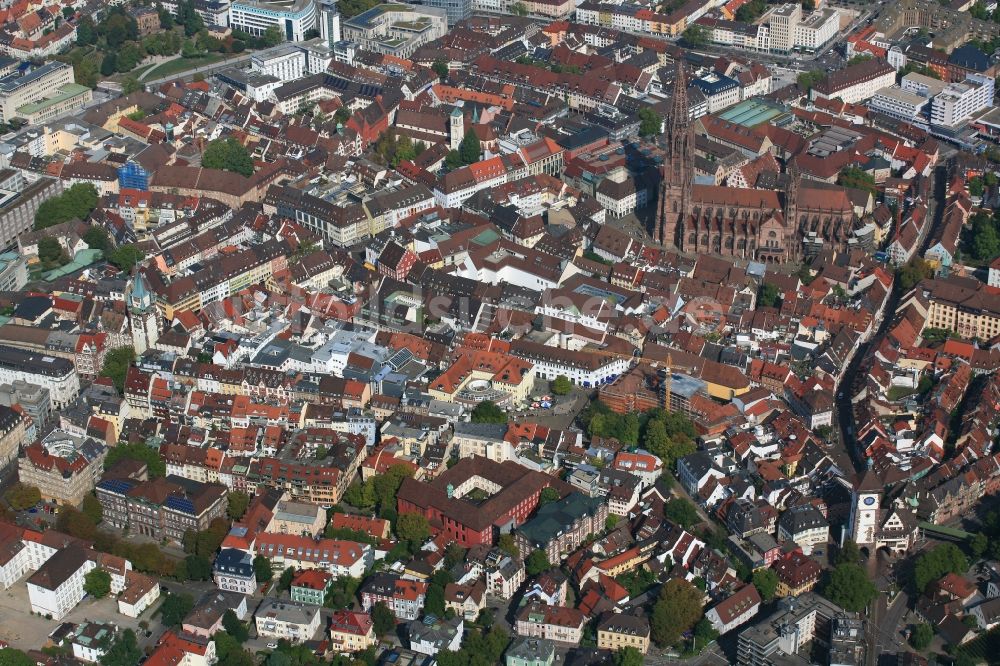 Luftaufnahme Freiburg im Breisgau - Altstadt mit gerüstfreiem Münsterturm in Freiburg im Breisgau im Bundesland Baden-Württemberg