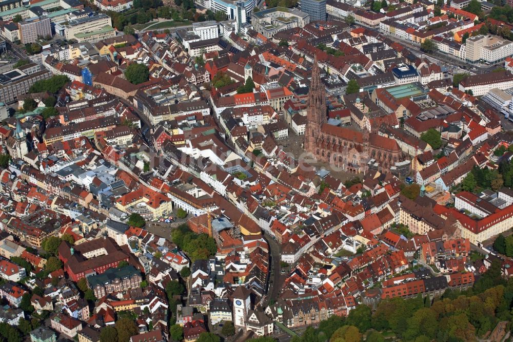 Freiburg im Breisgau aus der Vogelperspektive: Altstadt mit gerüstfreiem Münsterturm in Freiburg im Breisgau im Bundesland Baden-Württemberg