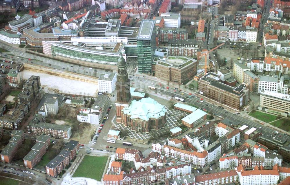 Hamburg aus der Vogelperspektive: Altstadt von Hamburg mit dem Michel.