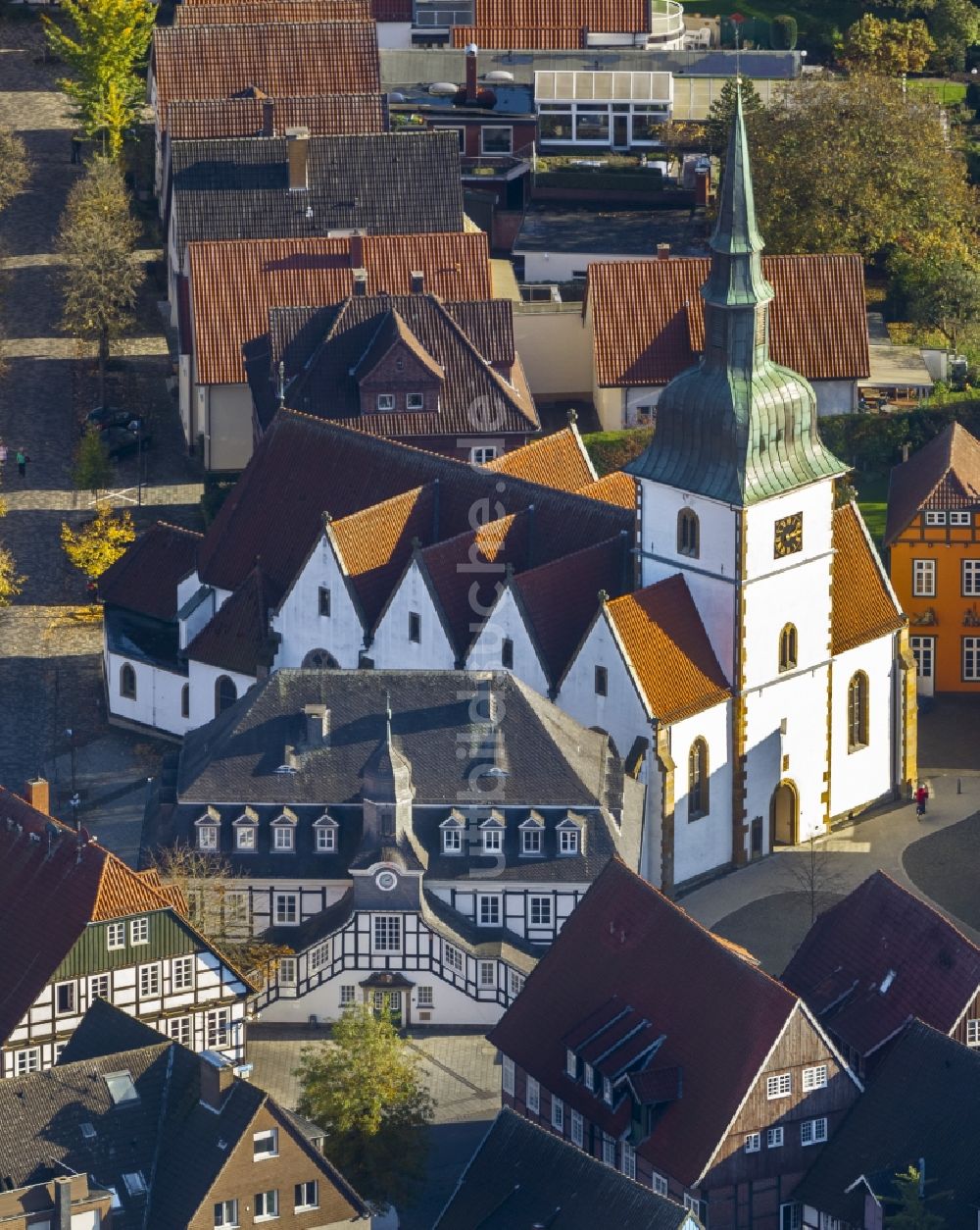 Luftbild Rietberg - Altstadt mit historischem Rathaus und der Kirche von Rietberg im Bundesland Nordrhein-Westfalen