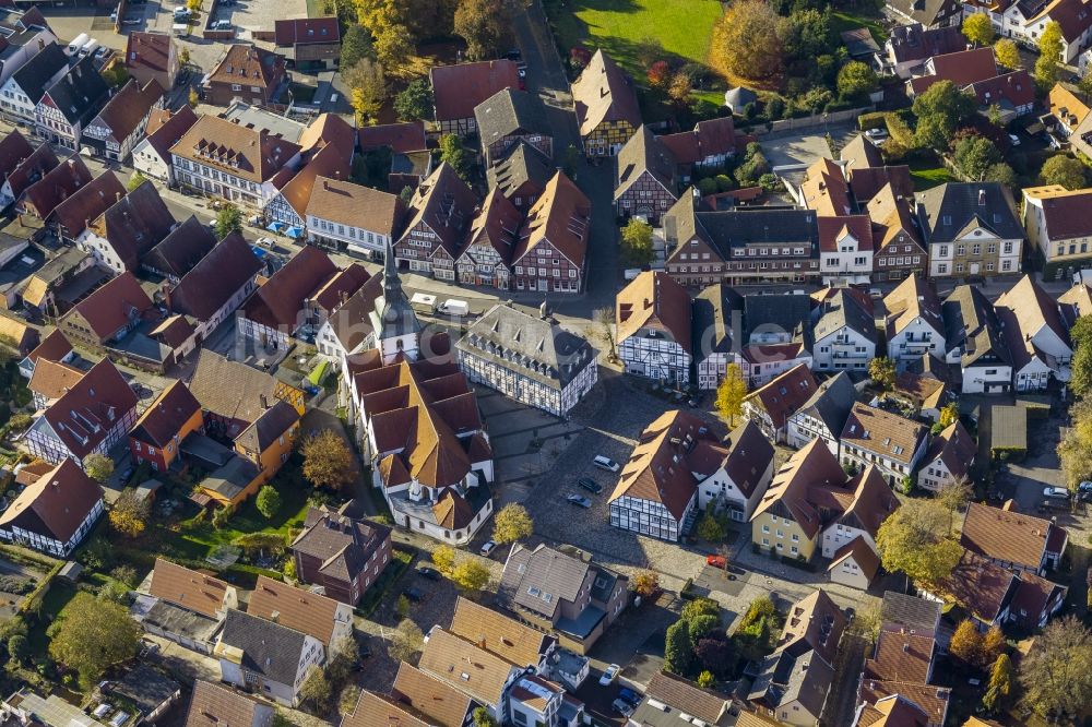 Luftaufnahme Rietberg - Altstadt mit historischem Rathaus von Rietberg im Bundesland Nordrhein-Westfalen