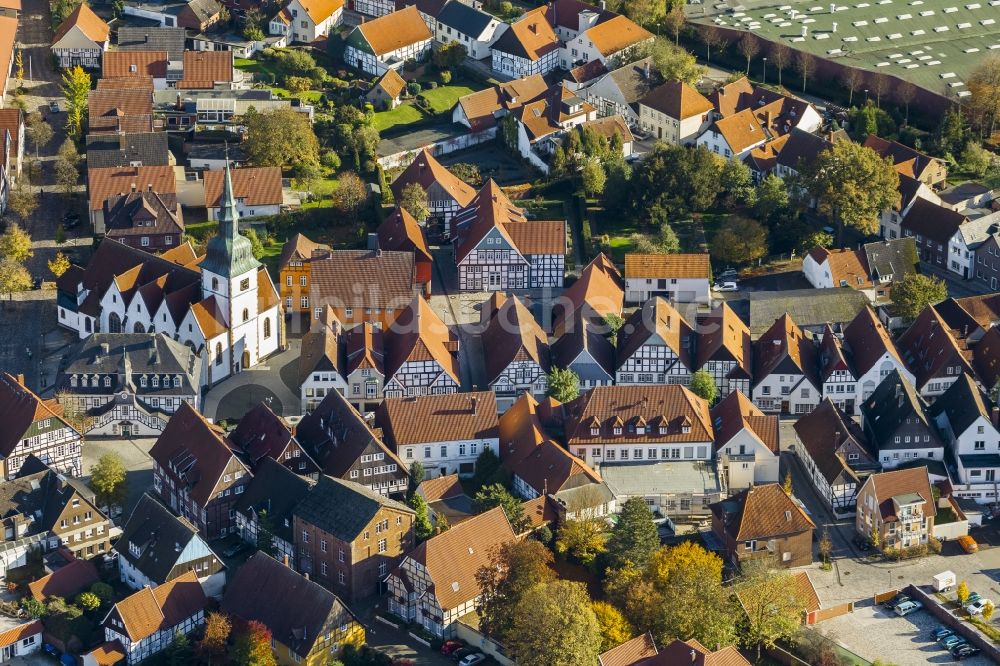 Rietberg aus der Vogelperspektive: Altstadt mit historischem Rathaus von Rietberg im Bundesland Nordrhein-Westfalen