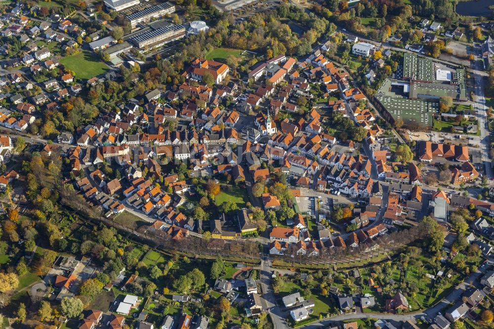 Luftaufnahme Rietberg - Altstadt mit historischem Rathaus von Rietberg im Bundesland Nordrhein-Westfalen