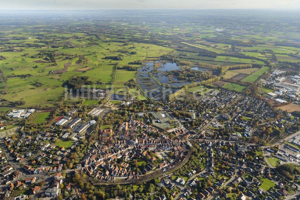 Rietberg von oben - Altstadt mit historischem Rathaus von Rietberg im Bundesland Nordrhein-Westfalen