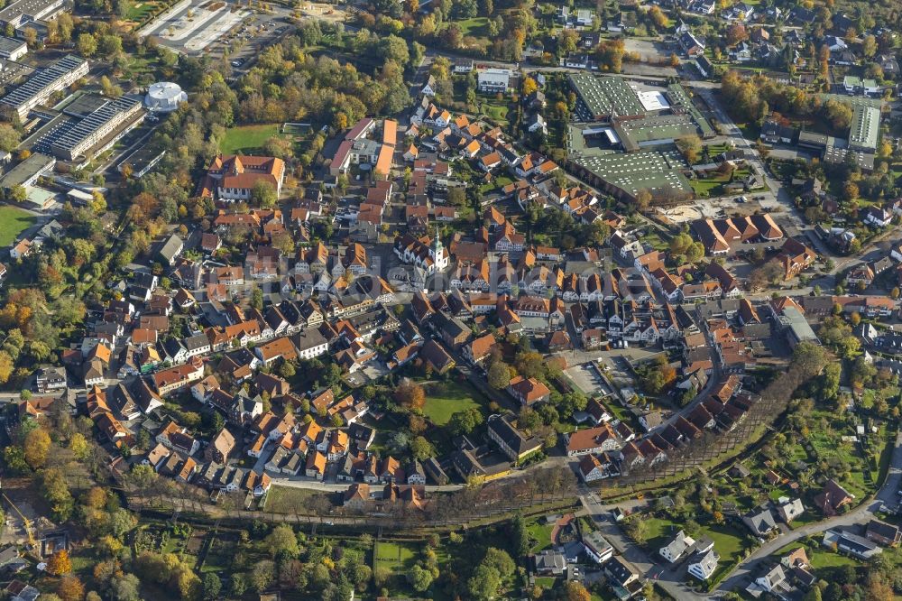 Rietberg aus der Vogelperspektive: Altstadt mit historischem Rathaus von Rietberg im Bundesland Nordrhein-Westfalen