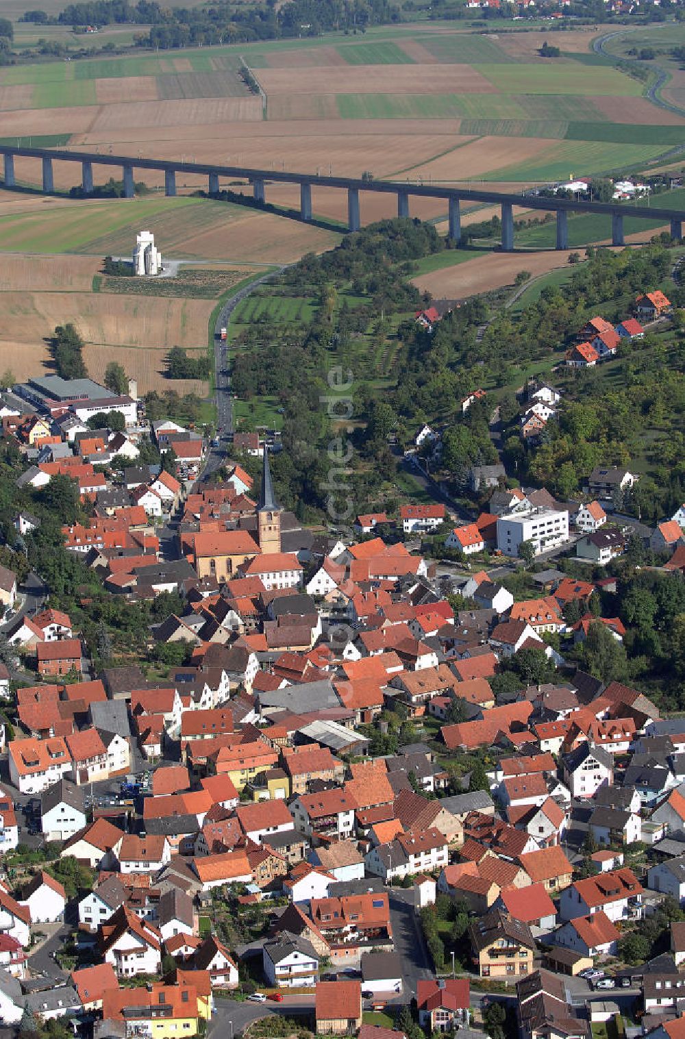 Leinach von oben - Altstadt mit der Julius-Echter-Kirche und ICE-Strecke von Leinach in Bayern