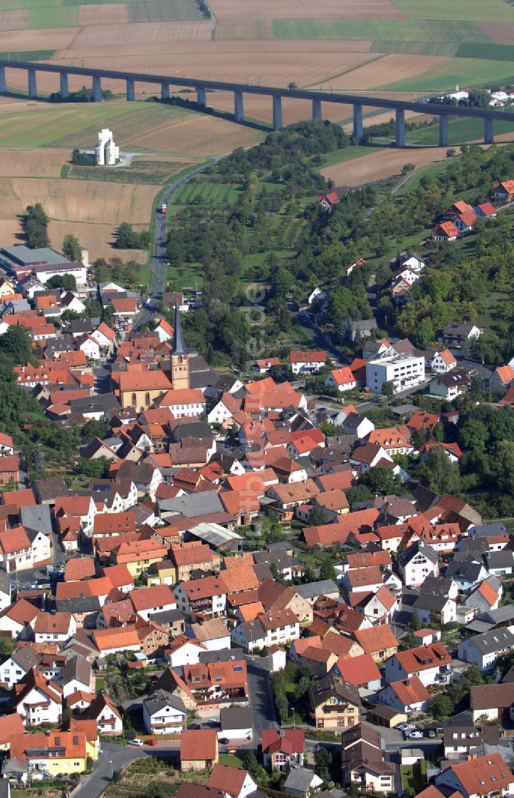 Leinach aus der Vogelperspektive: Altstadt mit der Julius-Echter-Kirche und ICE-Strecke von Leinach in Bayern