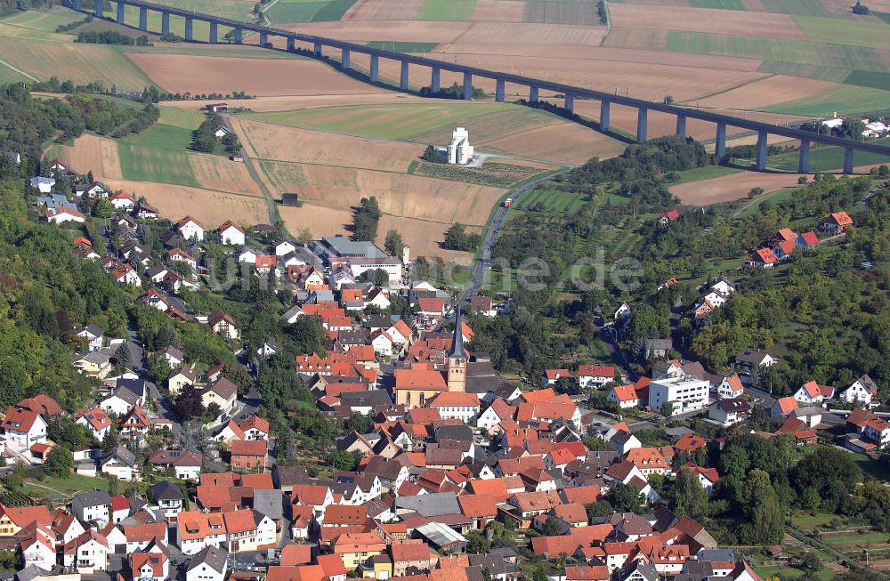 Luftbild Leinach - Altstadt mit der Julius-Echter-Kirche und ICE-Strecke von Leinach in Bayern