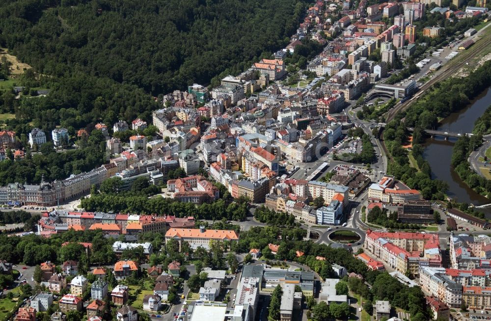 Karlsbad von oben - Altstadt von Karlsbad ( Karlovy Vary ) in Tschechien