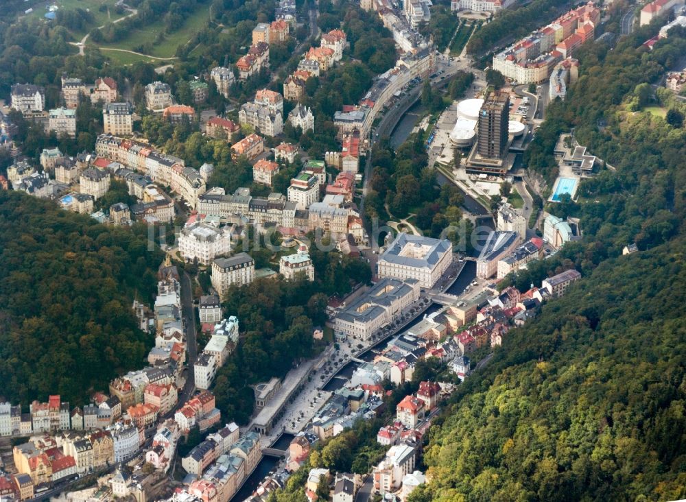 Karlsbad von oben - Altstadt von Karlsbad ( Karlovy Vary ) in Tschechien