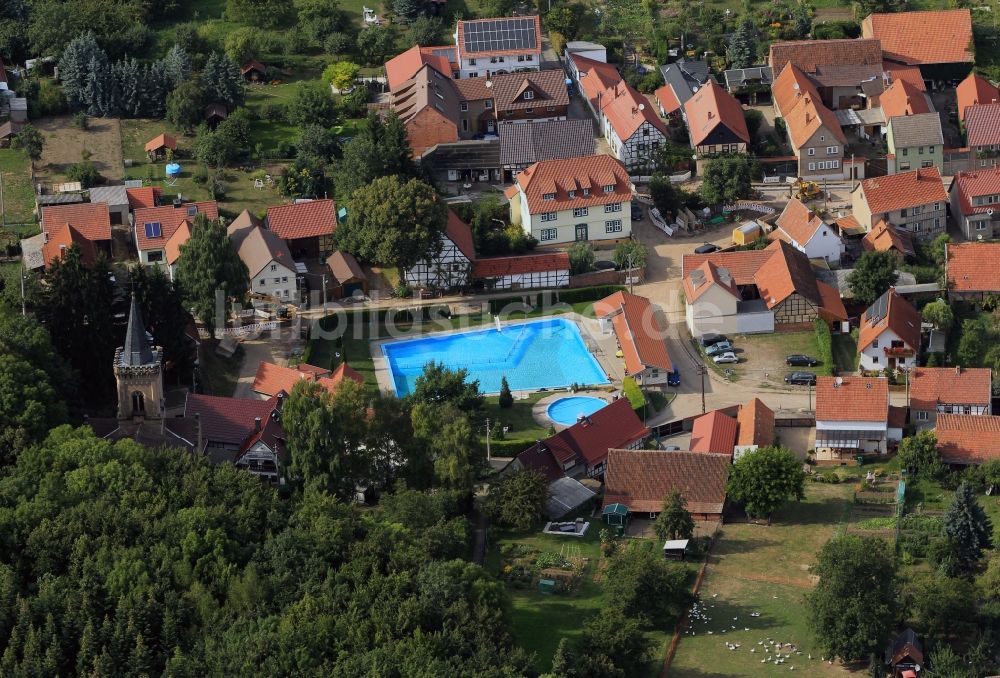 Gierstädt von oben - Altstadt mit Kirche und Freibad in Gierstädt in Thüringen