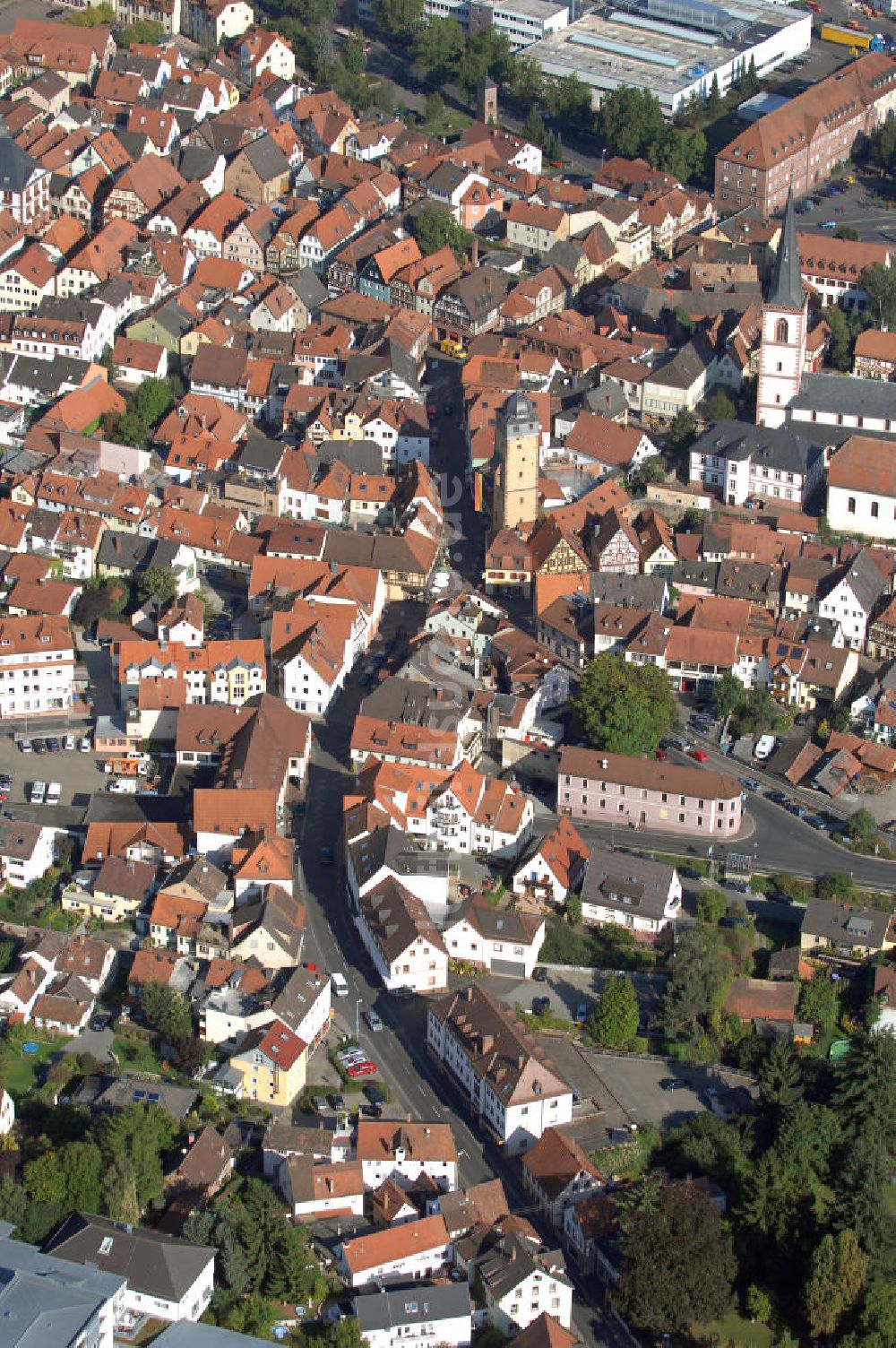 Luftbild Lohr am Main - Altstadt mit Kirche St. Michael und Bayersturm in Lohr am Main