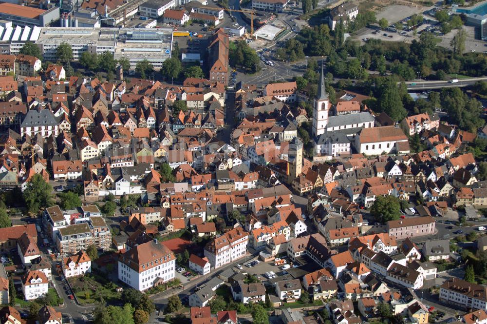 Lohr am Main aus der Vogelperspektive: Altstadt mit Kirche St. Michael und Bayersturm in Lohr am Main