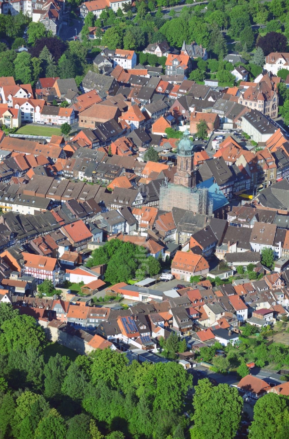 Einbeck von oben - Altstadt und die Markt - Kirche St. Jacobi am Marktplatz Ecke Marktstraße in Einbeck im Bundesland Niedersachsen