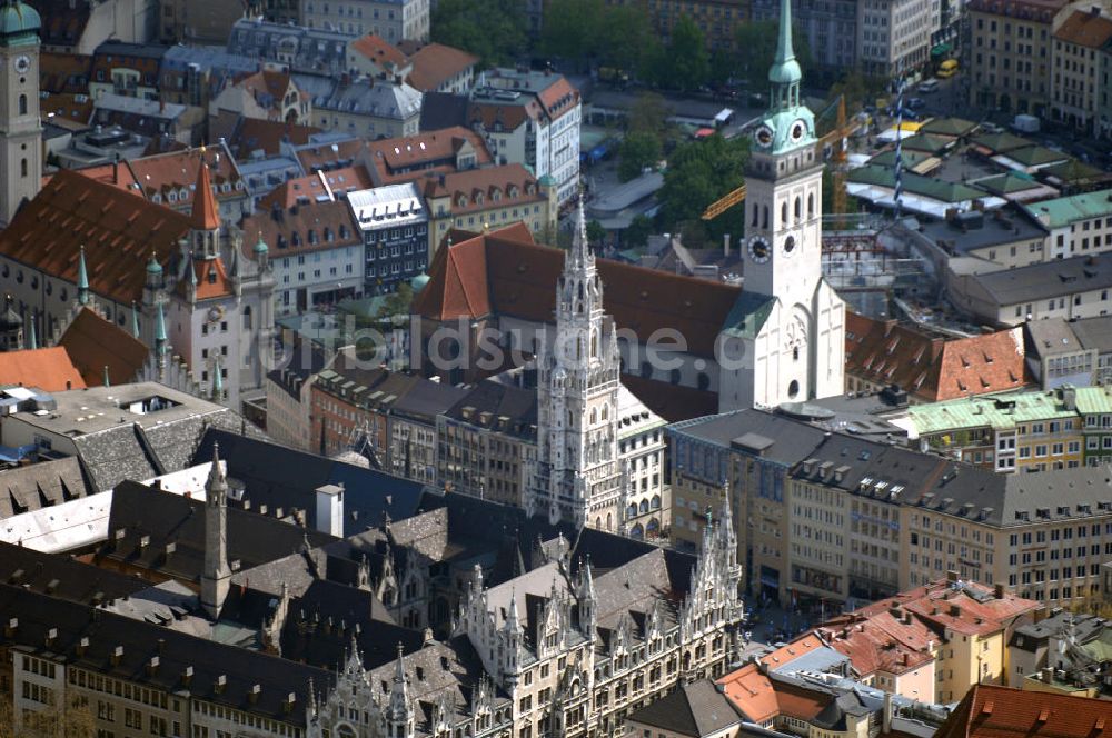 Luftaufnahme MÜNCHEN - Altstadt Münchens mit dem Neuen Rathaus, der Frauenkirche und der Katholischen Stadtpfarrei St. Peter