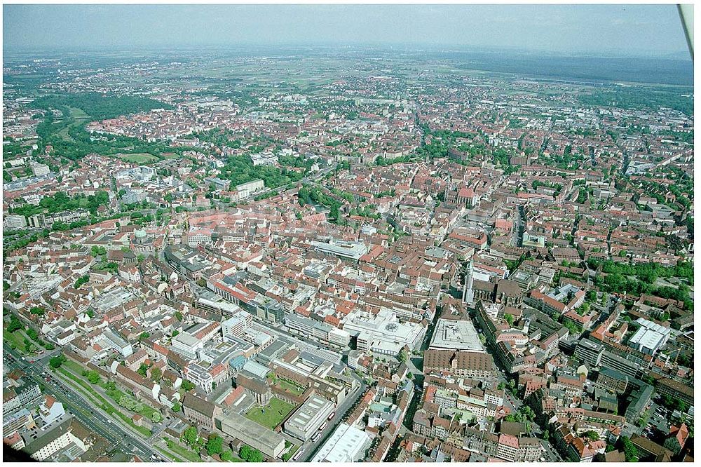 Nürnberg von oben - Altstadt von Nürnberg sowie unten rechts das Büro- und Einkausce