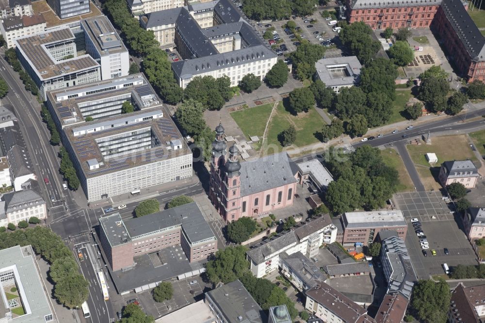 Mainz aus der Vogelperspektive: Altstadt mit Peterskirche in Mainz im Bundesland Rheinland-Pfalz