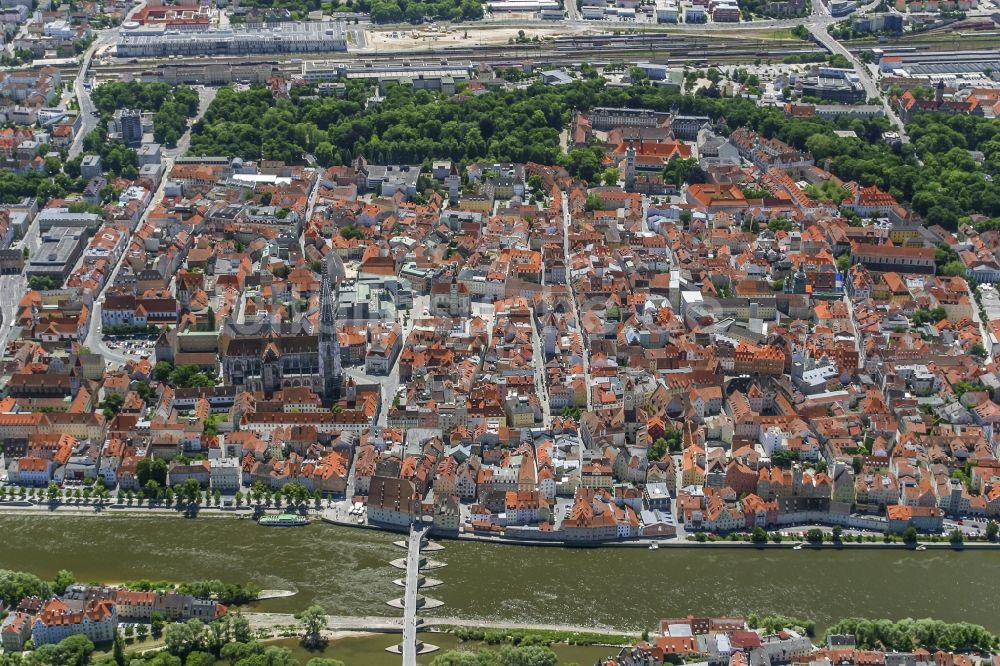 Regensburg von oben - Altstadt von Regensburg im Bundesland Bayern